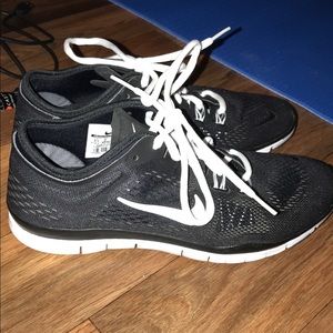 NWOT Womens Nike TR fit 5.0 Black & White Size 8.5